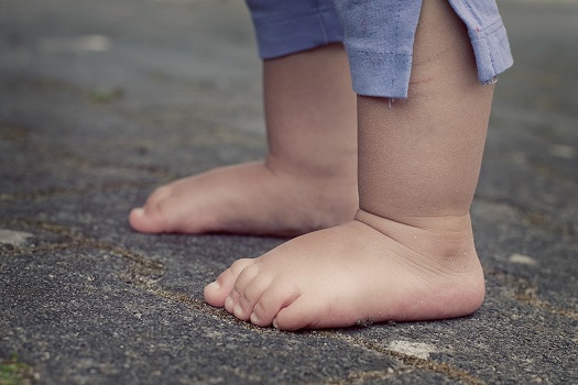 Come il cammino del bambino è incerto, ma ricco di curiosità, così il nostro sguardo "rinato" è chiamato a stupirsi della novità del vangelo