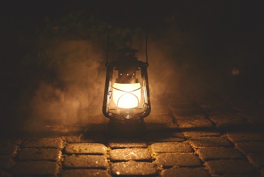 Noi siamo una lampadina che brilla della luce che riceve dalla Parola